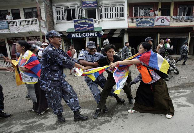 Nepalese agenten pakken Tibetaanse protesteerders op aan de grens met Tibet