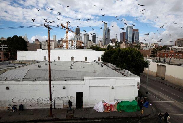 Vlak naast downtown Los Angeles wonen vele honderden daklozen in tenten op straat in het zogenaamde 'Skid Row.' 
