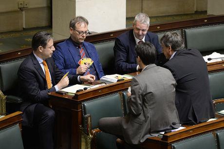 N-VA'ers Bart De Wever, Peter De Roover, Jan Spooren, Peter Buysrogge en Jan Jambon leggen een kaartje in het parlement.