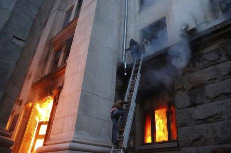 Oekraïners worden gered uit een brandend vakbondsgebouw in Odessa. 38 mensen kwam om in het gebouw.