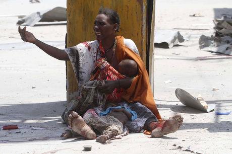 In Mogadishu, de hoofdstad van Somalië, smeekt een moeder om hulp na een bomaanslag op 3 mei 2014.