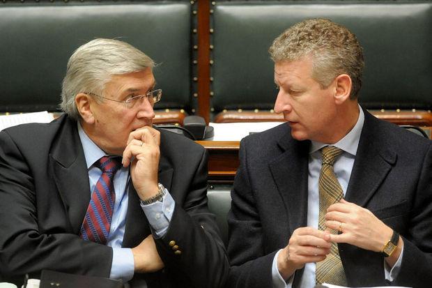 Etienne Schouppe en Pieter De Crem in 2009, respectievelijk staatssecretaris voor Mobiliteit en minister van Defensie.