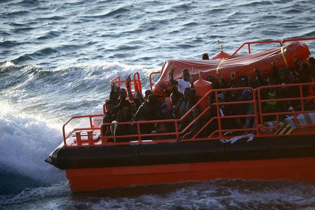 Een schip van de Spaanse kustwacht vaart de haven van Tarifa binnen. Aan boord bevinden zich migranten die probeerden om met een klein bootje de overtocht te maken vanuit Marokko naar Spanje.