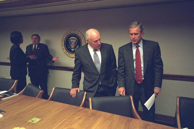 Amerikaans president George Bush (R) en zijn vicepresident Dick Cheney luttele uren na de aanslag op WTC-torens (11/09/2001). Bush en Cheney zijn van de voornaamste architecten van de inval in Irak in 2003.
