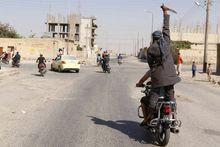 IS-strijder viert een overwinning in de buurt van Raqqa