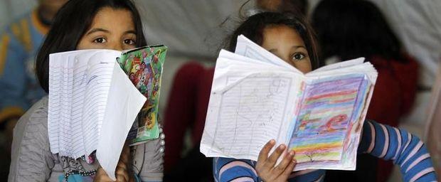 Syrische meisjes leren lezen in Amman, Jordanië 
