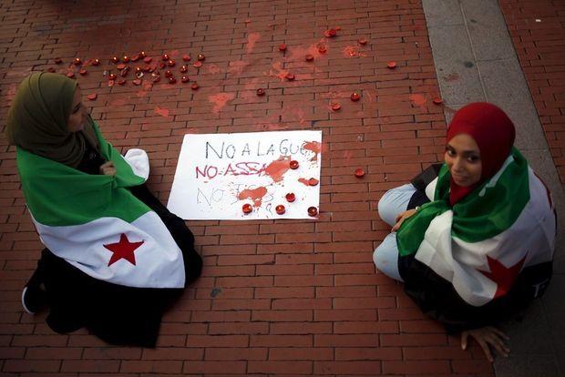 Syrische vrouwen in Malaga, met de slogan: 'Geen oorlog, geen Assad, geen IS'