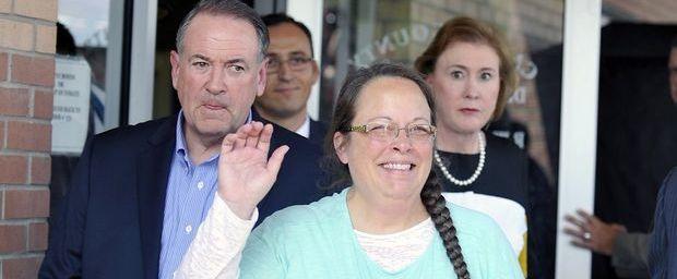 Kim Davis bij haar vrijlating, geflankeerd door presidentskandidaat Mike Huckabee
