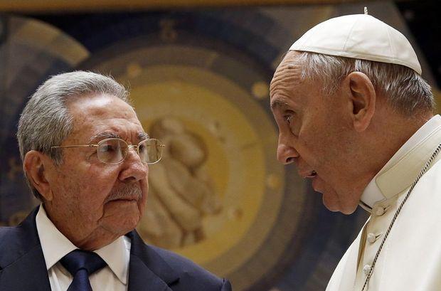 Raul Castro en de paus, twee jezuieten in het Vaticaan