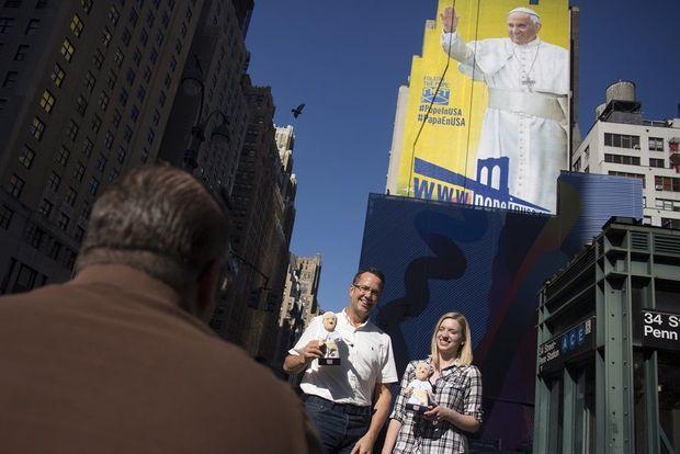Een beeltenis van de paus in New York, en bezoekers met een pauspop