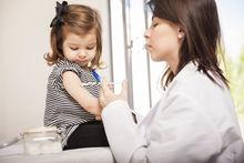 Kind krijgt vaccinatie 