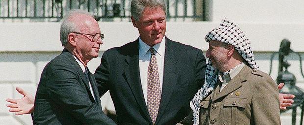 De toenmalige Israëlische premier Yithzak Rabin, de Amerikaanse president Bill Clinton en de Palestijnse leider Yasser Arafat in 1993