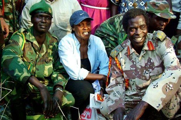 Betty Bigombe tussen officieren van het LRA