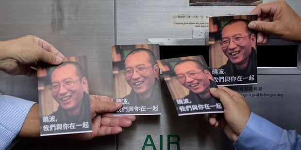 Protestanten sturen postkaartjes naar de terminaal zieke Liu Xiaobo, die China vooralsnog niet mag verlaten 