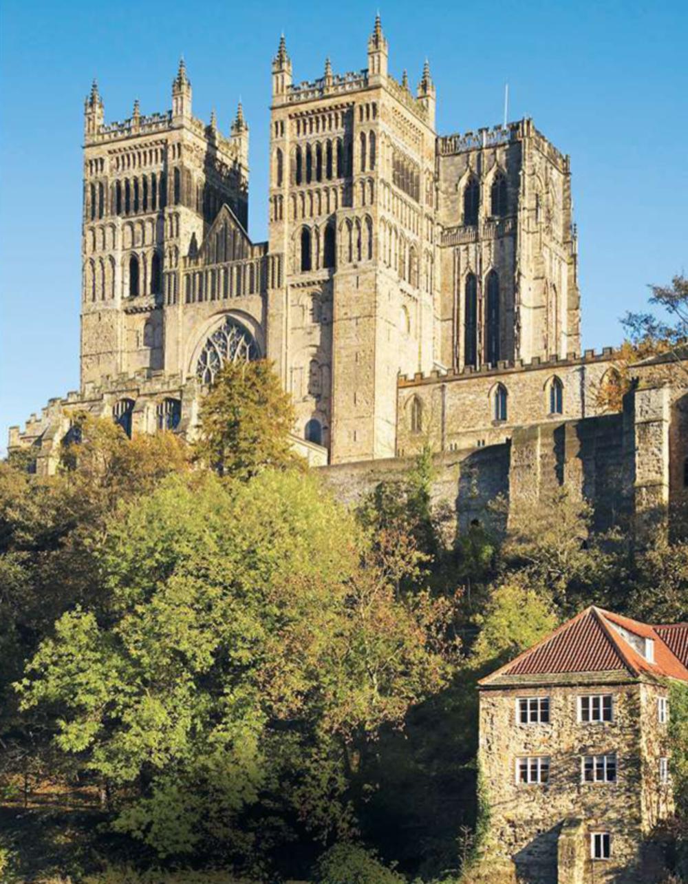 'Half kerk zijn jullie en half bolwerk' Sir Walter Scott over de kathedraal van Durham in 'Harold the Dauntless' (1817).