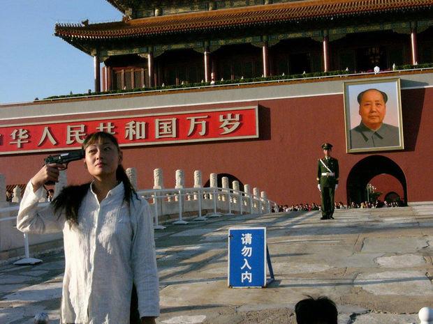 Performance-artiste Ma Yanling in een vijf seconden durende performance in 2007 voor Tiananmen in Peking. Zou dat nu nog mogelijk zijn?