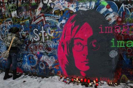 De John Lennon-muur in Praag in meer kleurrijke tijden.