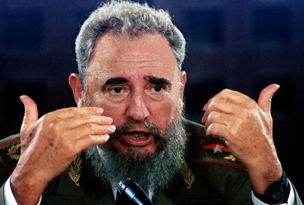 Fidel Castro tijdens een persconferentie in 1993