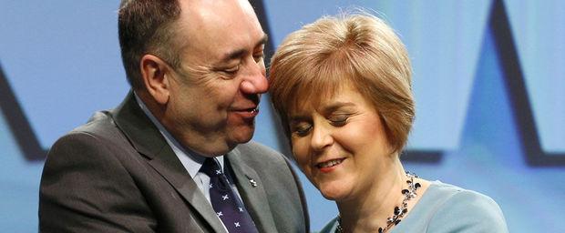 Boegbeelden van de Schotse Nationale Partij (SNP), premier Alex Salmond (links) en Nicola Sturgeon