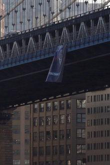 Reuzenspandoek van Vladimir Poetin aan brug in New York