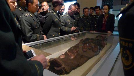 Militairen bezoeken het museum in Urumqi