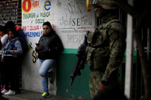 Een soldaat houdt de wacht na een schietpartij tussen het leger en een misdaadbende in Mexico-Stad, juli 2017. 