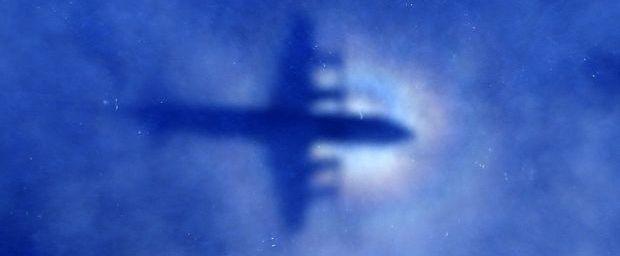 De schaduw van een P3 Orion die deelneemt aan de zoektocht naar vlucht MH370 in de Indische Oceaan.