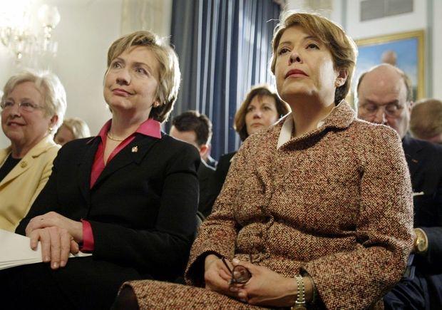 Hillary Clinton en Columba Bush in 2003 tijdens een persbijeenkomst over drugsverslaving bij jongeren