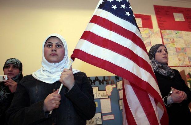 Student met vlag in het Islamic Center of America, Dearborn