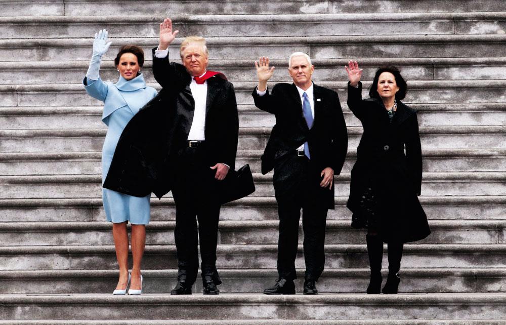 Melania en Donald Trump met Mike en Karen Pence wuiven Barack Obama uit bij diens vertrek uit het Witte Huis.