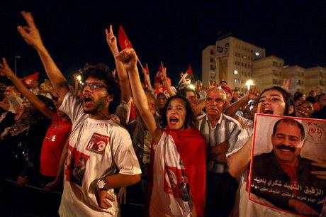 Demonstranten eisen het vertrek van de door Ennahda gedomineerde regering in september 2013, zes maanden na de moord op oppositieleider Chokri Belaïd.
