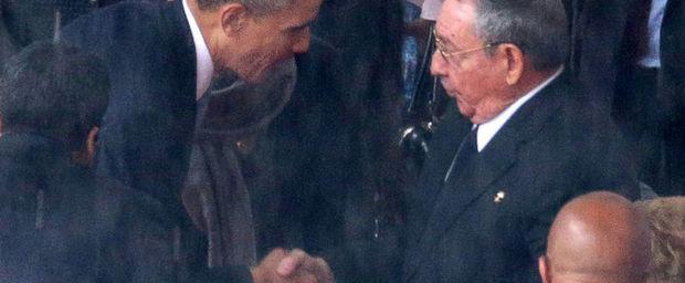 Barack Obama en Raoul Castro, presidenten van Amerika en Cuba, geven een historische handdruk op de herdenkingsdienst voor voormalig Zuid-Afrikaans president Nelson Mandela.