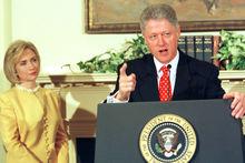 Bill Clinton ontkent ten stelligste dat hij een affaire had met stagiaire Monica Lewinsky.