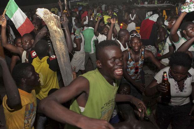 Nigerianen vieren feest in de deelstaat Tarba, nadat ze horen dat PDP-kandidaat Darius Ishaku er tot gouverneur verkozen is. 