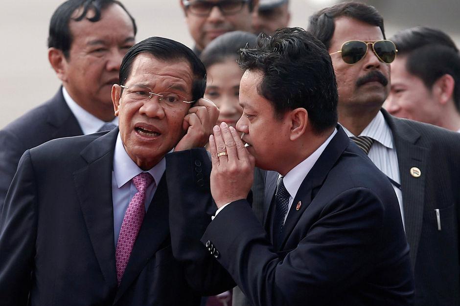 De Cambodjaanse prelmier Hun Sen (links).