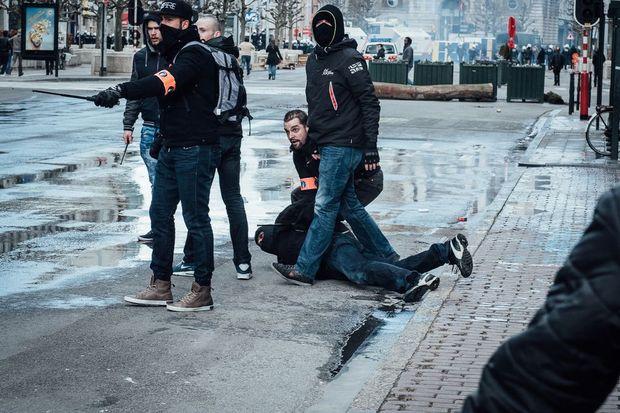 Hooligans verzamelen in Vilvoorde en trekken dan naar het Brusselse beursgebouw om te manifesteren tegen terrorisme.
