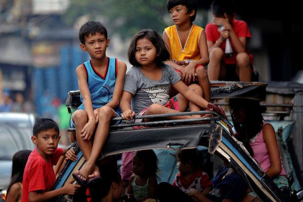 Peter Dupont: 'Een kind heeft in de Filipijnen de plicht om voor zijn ouders te zorgen, ook als het klein is.'