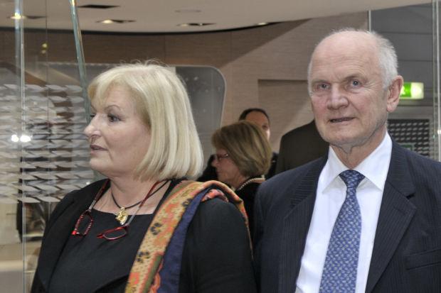 Ursula en Ferdinand Piëch, sinds meer dan dertig jaar een onafscheidelijk paar. Volgt zij haar man straks op aan de hoofd van Volkswagen?