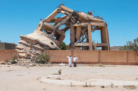 Door de NAVO gebombardeerde watertoren in Sirte, Libië. (2013)