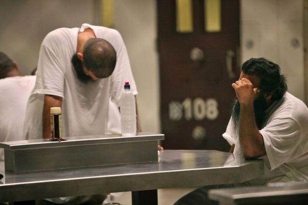 Gedetineerden in Camp 6 van de militaire gevangenis van Guantanamo Bay in Cuba, mei 2009. 