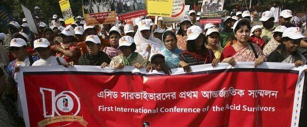 Slachtoffers zuuraanval komen op straat in Dhaka, Bangladesh 