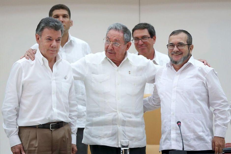 Raul Castro tussen de Colombiaanse president Juan Manuel Santos en FARC-leider Rodrigo Londoño