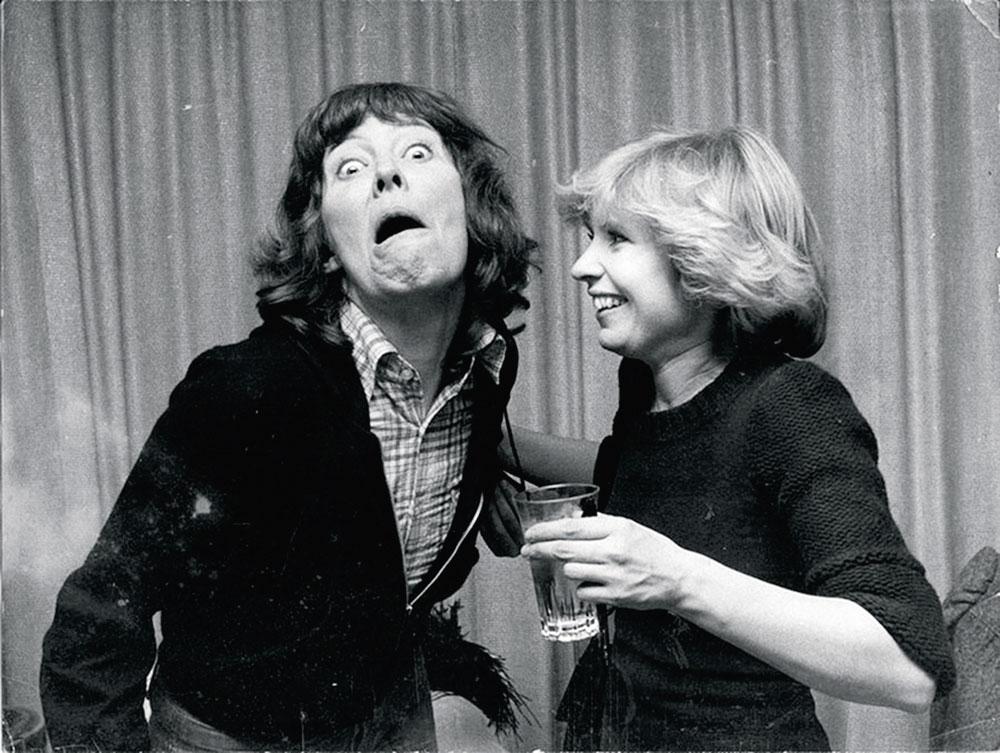 Mary Boduin en Ann Christy, in de nacht nadat ze Eurosong wonnen. 'Zo zelfverzekerd als Ann was op het podium, zo onzeker en broos was ze daarbuiten.'