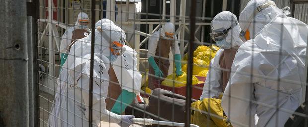 Een ebolapatiënt wordt binnengedragen in Sierra Leone.