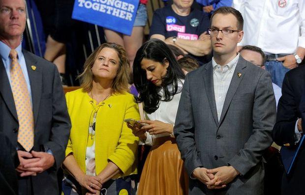 Clinton-topmedewerkers Jennifer Palmieri (tweede van links), Huma Abedin en Robby Mook (rechts) tijdens een meeting