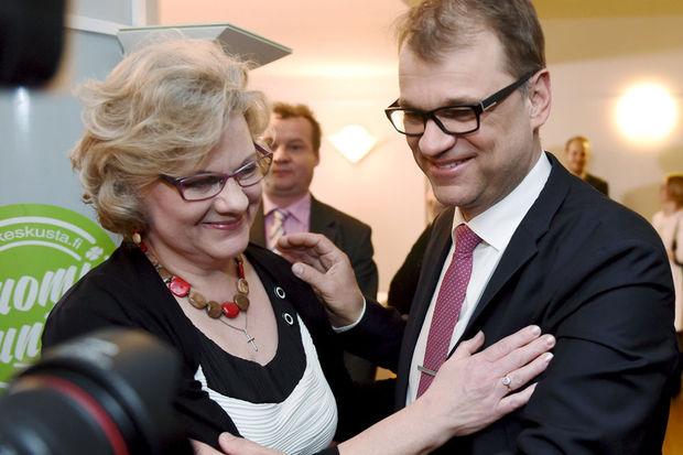Juha Sipilä (rechts) en zijn echtgenote vieren de verkiezingsoverwinning.