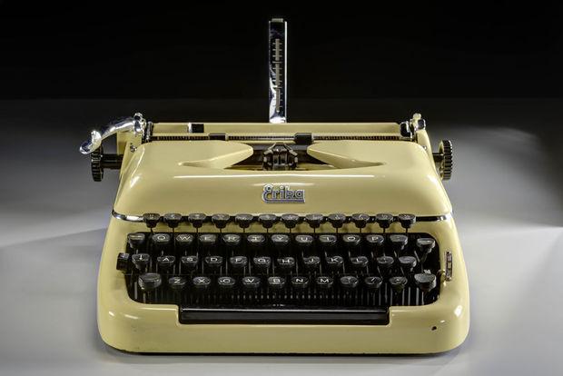  ERIKA: deze Oost-Duitse schrijfmachine siert de cover van het boek. Niet alleen omdat het een fraaie schrijfmachine is, maar ook omdat de onbetrouwbaarheid ervan Hermans ertoe bracht om steeds een reservemachine achter de hand te hebben en zo dus de creatie van zijn collectie wellicht in de hand heeft gewerkt.