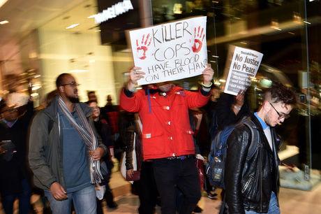 Protestactie in solidariteit met Ferguson en New York in het Westfield-winkelcentrum, Londen.