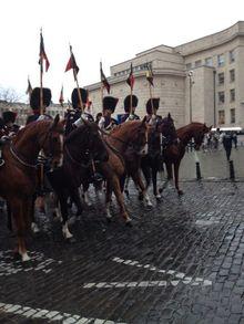 De escorte te paard arriveert aan de kathedraal.