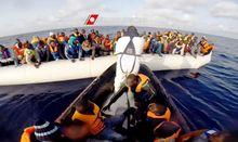 Italiaanse kustwacht helpt bootvluchtelingen 
